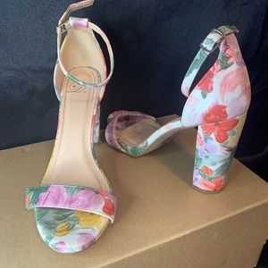 Flowers print heels 💐